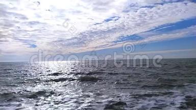 海浪撞击缓慢的运动。 美丽的蓝色和白色的可爱的天空。 循环海洋表面纹理。
